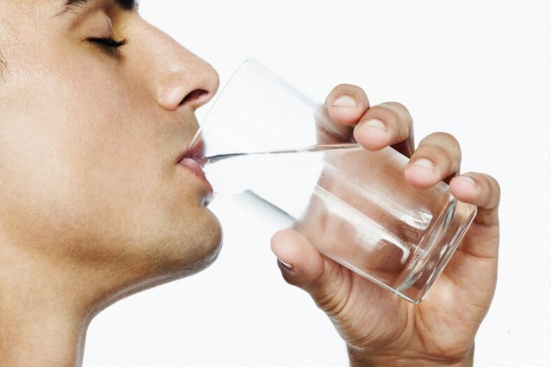 um homem bebe 7 kg de água para perda de peso por semana