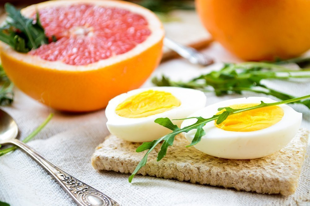 Um ovo cozido e meia toranja é o café da manhã padrão para as primeiras semanas da dieta Maggi. 