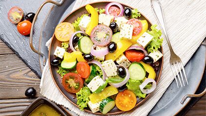 Saladas de vegetais na dieta mediterrânea para quem quer perder peso