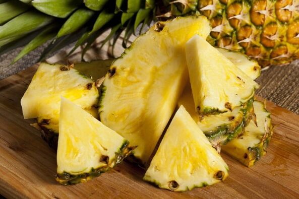 O abacaxi em um smoothie ajuda a limpar o corpo e fortalecer o sistema imunológico. 