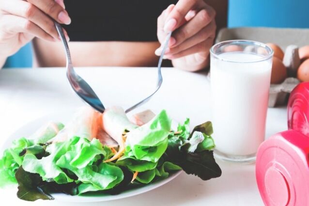 Salada e copo de iogurte