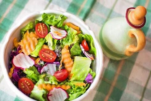 salada de legumes na dieta cetônica